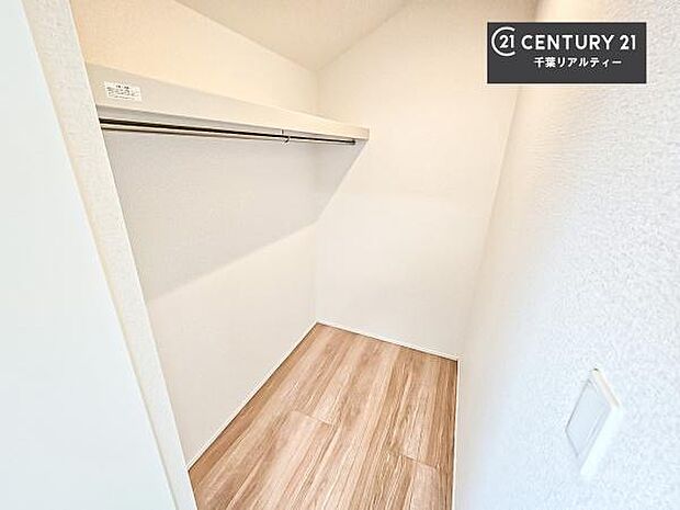 ウォークインクローゼット付きです。たくさんのお洋服などを収納しておけそうですね！他にも扇風機や加湿器など季節物の大きな家電も収納できます。