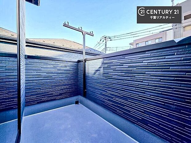 広々としたバルコニーで一日の始まりをスタート！お洗濯ものをたっぷり気持ちよく干せます！