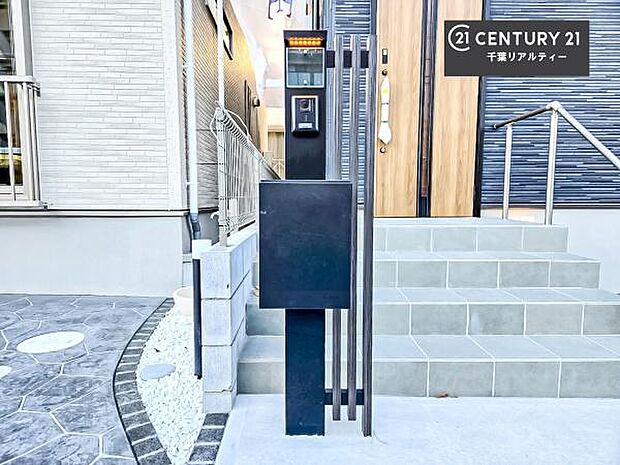 郵便ポスト一体型の宅配ボックス付きで不在時でも荷物が受け取れてとっても便利！家にいなきゃいけないストレス回避！再配達の手間が省けます！