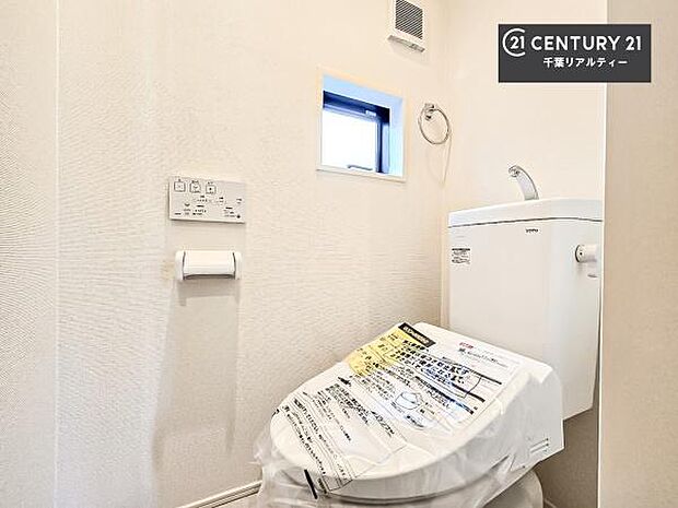 1・2階にトイレがございます！朝の忙しい時間帯も待たずにすみそうですね。白を基調とした清潔感のあるトイレでお手入れがしやすいです！