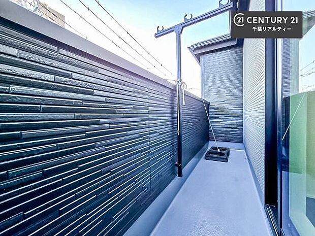 広々としているバルコニーです！お洗濯物を干すのはもちろん風に当たりながらくつろぎタイムが送れます！