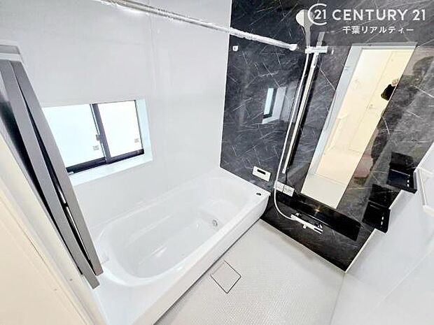 広々バスで一日の疲れをリフレッシュ。足が伸ばせるので、浴槽にもゆったりと浸かれますね！毎日のバスタイムが楽しみになります。