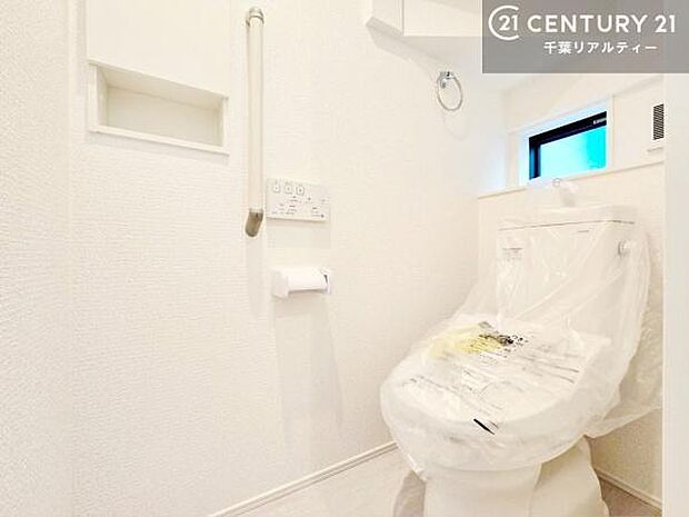 1・2階にトイレがございます！朝の忙しい時間帯も待たずにすみそうですね。白を基調とした清潔感のあるトイレでお手入れがしやすいです！