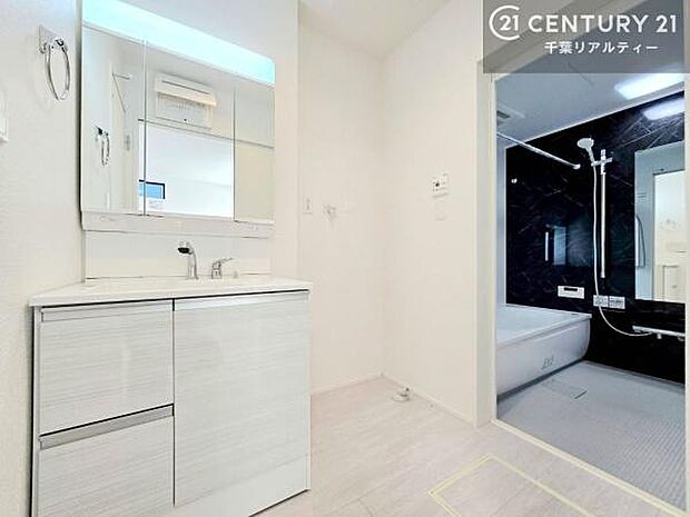 三面鏡仕様の洗面所は、身だしなみがしやすい造り！裏は収納になっています。ドライヤーやお化粧道具を片付けられるので洗面台周りをスッキリと見せることが出来ます！