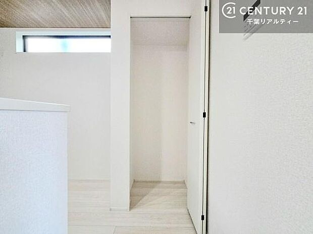 収納スペースも完備されているので、季節物や趣味の道具もしっかり収まり、実用性の高い空間です。