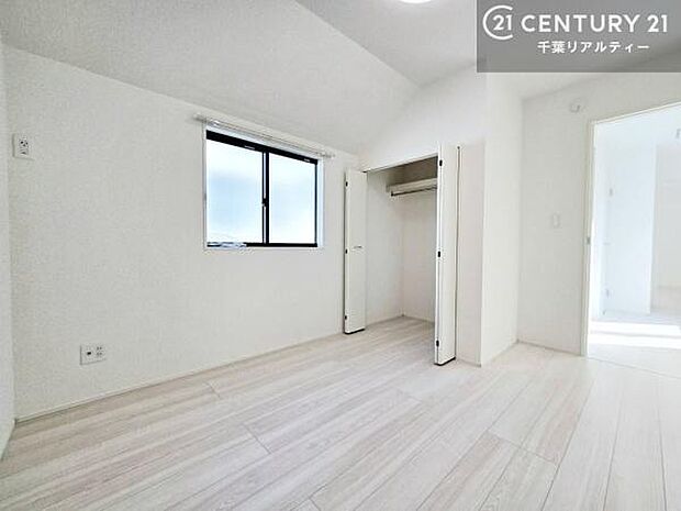 収納スペースがついています！居室をスッキリ整頓する事ができますね。家具を選ばないシンプルなデザインの為、家具を選ばずお気に入りの空間作りができそうですね。