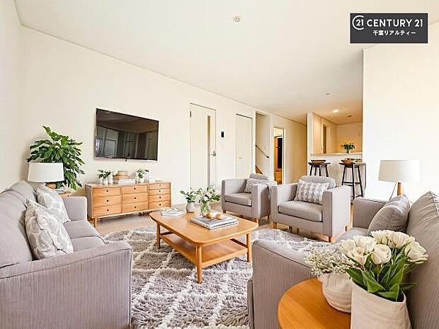 家具はCGパースです。優しい陽だまりがリビングを包んでくれて居心地の良い空間を演出してくれます！くつろぎの時間を過ごせます！