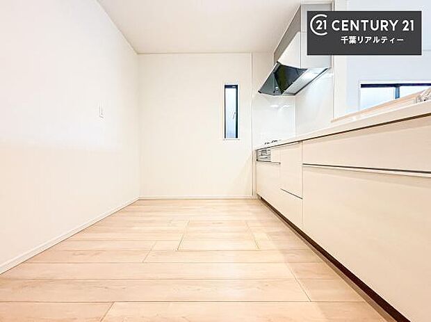 ゆとりある調理スペースで作業がしやすい快適なキッチンです！お子様と一緒にお菓子造りも楽しめる広々スペースです。楽しい調理時間になりそうですね！