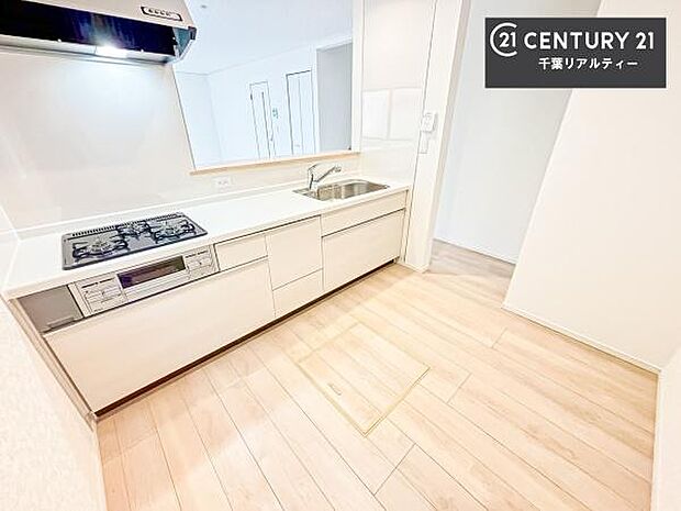 ゆとりある調理スペースで作業がしやすい快適なキッチンです！お子様と一緒にお菓子造りも楽しめる広々スペースです。楽しい調理時間になりそうですね！