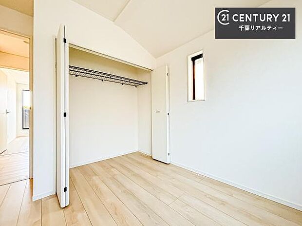 収納スペースがついています！居室をスッキリ整頓する事ができますね。家具を選ばないシンプルなデザインの為、家具を選ばずお気に入りの空間作りができそうですね。