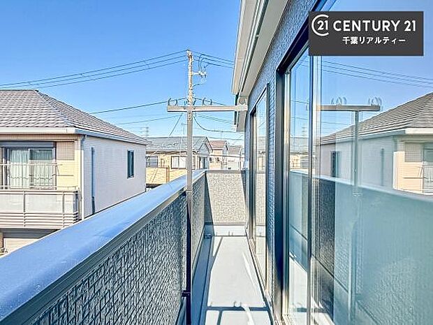 陽当たり良好なバルコニーです！たくさんのお洗濯物もいっぺんに干すことができます！