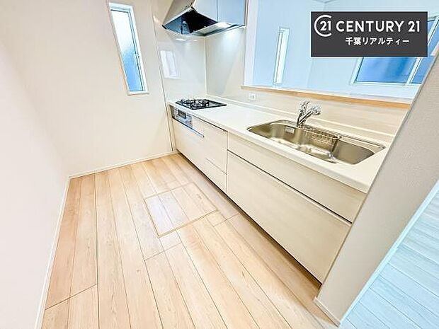 収納スペースが豊富で、調理スペースがスッキリと片付きひろ〜く活用できます！快適に作業ができます！毎日の料理が捗ります！