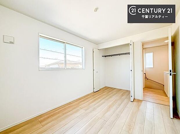 収納スペースがついています！居室をスッキリ整頓する事ができますね。家具を選ばないシンプルなデザインの為、家具を選ばずお気に入りの空間作りができそうですね。