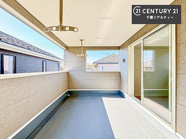 インナーバルコニー！屋根が付いているので、急に雨が降っても濡れにくく安心！強い日差しもカットしてくれるので、お天気の良い日は、お外へ出て深呼吸するのもよさそうです！