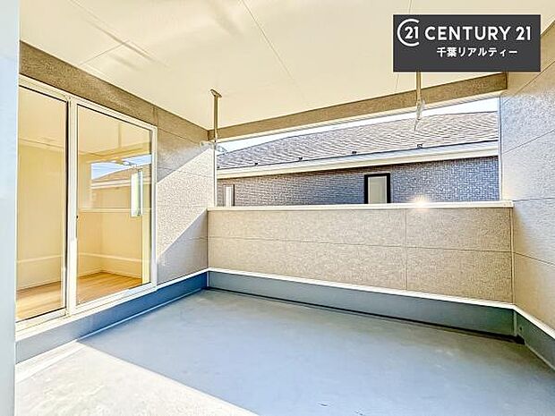 落ち着きある住宅街です！周囲には高い建物がなく、空が広く開放感があり、陽当たりを大きく遮られることもありません！気持ちの良い風が通り抜ける街並みです！