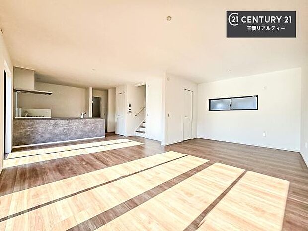 優しい陽だまりがリビングを包んでくれて居心地の良い空間を演出してくれます！自然と家族が集い会話が増える心地よい空間！