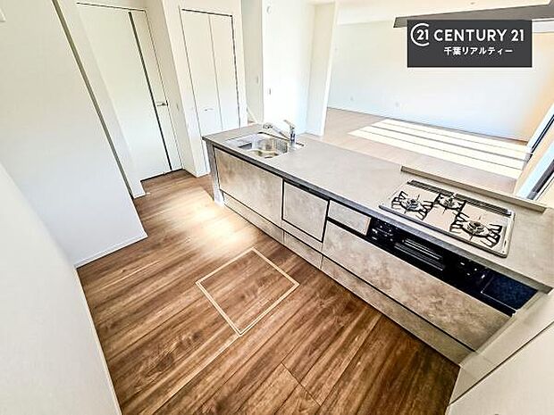 大人気の対面式システムキッチンを採用しています！ご家族のコミュニケーションが自然と増える設計です。お子様にも目が届くので嬉しいですね。広々使えて快適に作業が進みます。