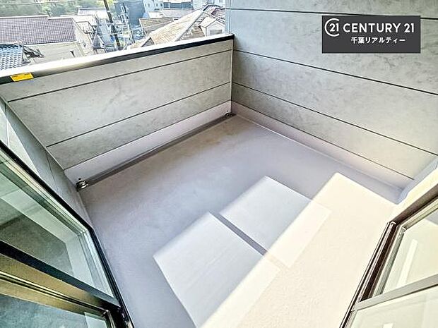 広々としているバルコニーです！お洗濯物を干すのはもちろん風に当たりながらくつろぎタイムが送れます！