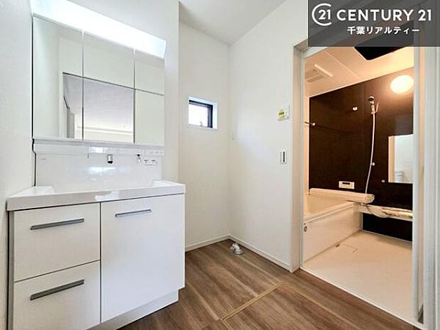 小窓付きの明るい洗面室です！湿気もすぐに入れ替えができて清潔に保つことができます！自然光が差し込むのでお化粧の仕上がりも良くなりますね！