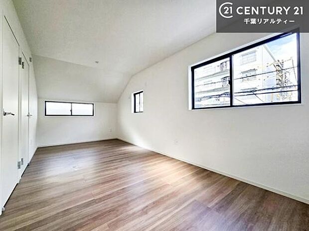 2面採光を確保した明るい室内は、風通しも良く、明るく大変居心地の良い空間となっております。リラックスして過ごせる心地の良いお部屋です！朝の目覚めがスッキリしますね！