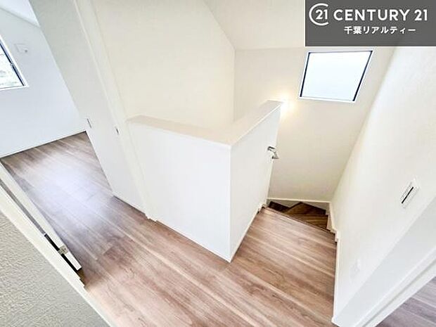 階段は明るく手摺りもついています。お子様やご年配の方も安心してご利用頂けますね。