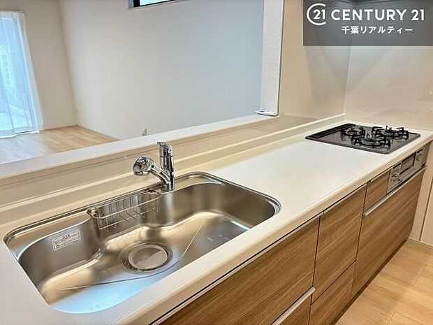 大人気の対面式システムキッチンを採用しています！ご家族のコミュニケーションが自然と増える設計です。お子様にも目が届くので嬉しいですね。広々使えて快適に作業が進みます。