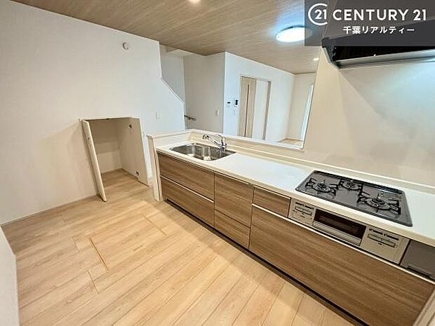 ゆとりある調理スペースで作業がしやすい快適なキッチンです！お子様と一緒にお菓子造りも楽しめる広々スペースです。楽しい調理時間になりそうですね！