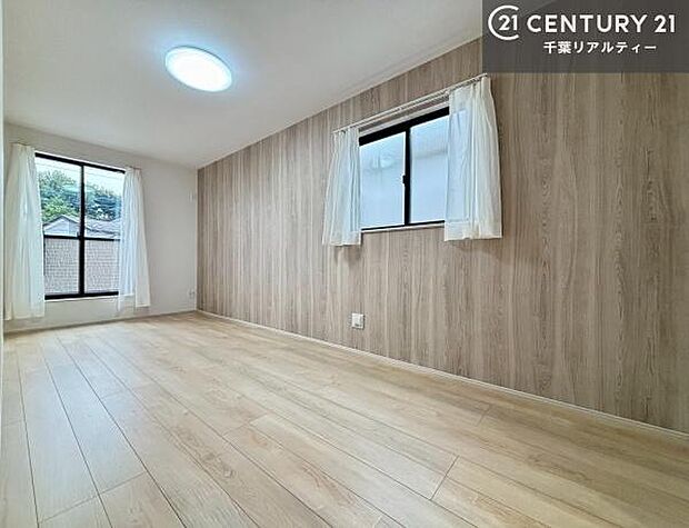 優しい光が差し込む洋室は、朝の目覚めも気持ちが良さそうですね。おうち時間もゆったりと過ごすことができます。優しい色合いのフローリングがどんな家具にもマッチします！