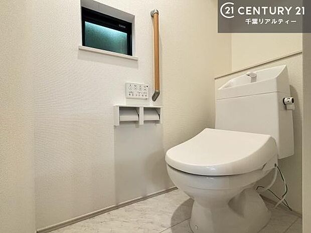 1・2階にトイレがございます！朝の忙しい時間帯も待たずにすみそうですね。白を基調とした清潔感のあるトイレでお手入れがしやすいです！