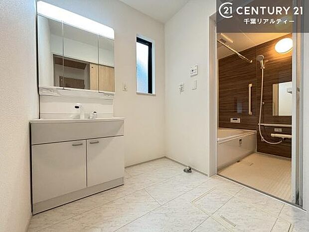 三面鏡仕様の洗面所は、身だしなみがしやすい造り！裏は収納になっています。ドライヤーやお化粧道具を片付けられるので洗面台周りをスッキリと見せることが出来ます！