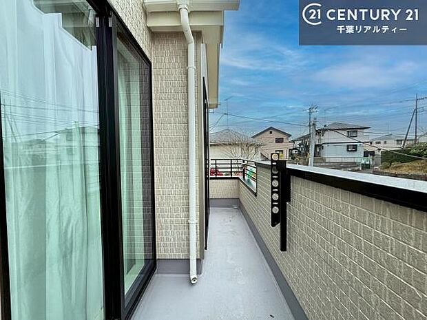 陽当たり良好なバルコニーです！晴れた日には青い空を見渡せる開放的な時間を楽しめます。たくさんのお洗濯物もいっぺんに干すことができます！