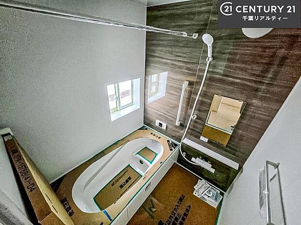 落ち着きある大人の雰囲気のバスルームは、味が出ていてバスタイムが充実！お仕事頑張っているご褒美にお好みの匂いの入浴剤を入れて、楽しんでみてはいかがでしょうか？