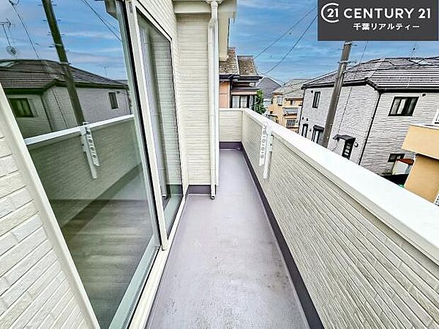 陽当たり良好なバルコニーです！晴れた日には青い空を見渡せる開放的な時間を楽しめます。