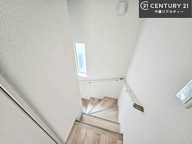 階段は明るく手摺りもついています。お子様やご年配の方も安心してご利用頂けますね。