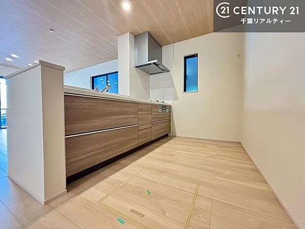 ゆとりある調理スペースで作業がしやすい快適なキッチンです！お子様と一緒にお菓子造りも楽しめる広々スペースです。楽しい調理時間になりそうですね！