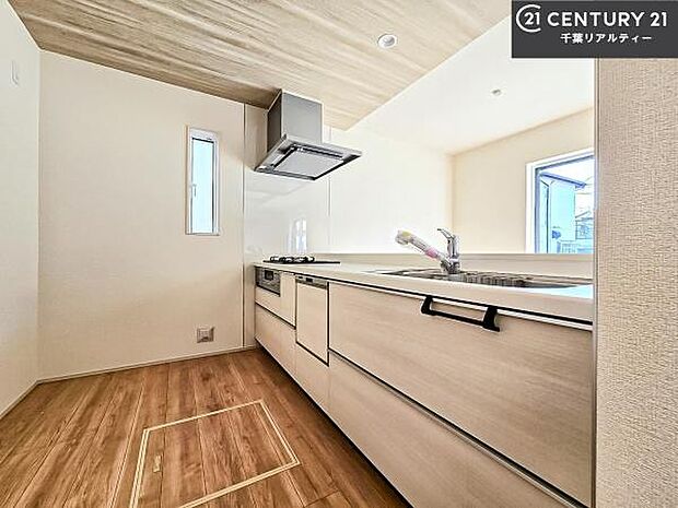 大人気の対面式システムキッチンを採用しています！ご家族のコミュニケーションが自然と増える設計です。お子様にも目が届くので嬉しいですね。広々使えて快適に作業が進みます。