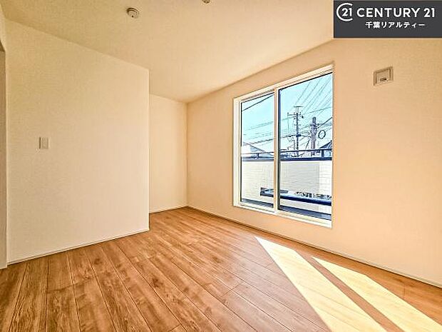 バルコニーに面している洋室です。明るく温もりがあり、換気もしっかりできます！朝起きて、外に出て背伸びをしつつ深呼吸をし良い朝を迎え入れることができます。