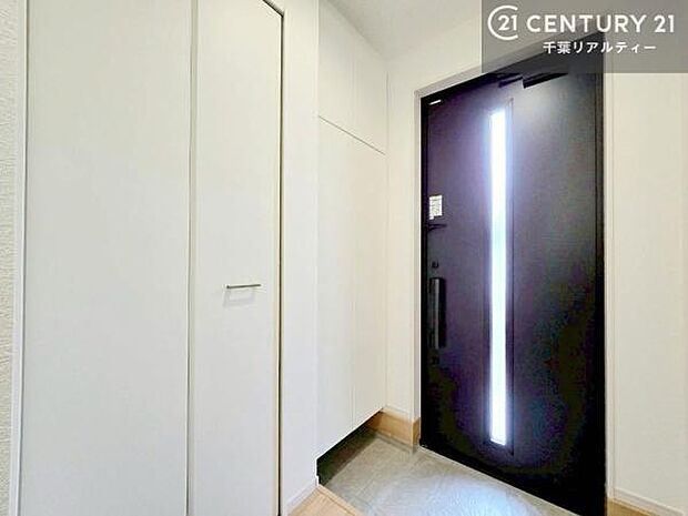 玄関収納が充実しているので、玄関周りがスッキリ片付き来客時に靴の置き場に困りません!