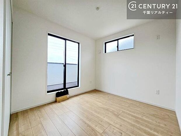 バルコニーに面している洋室です。二面採光で明るく換気もしっかりできます!