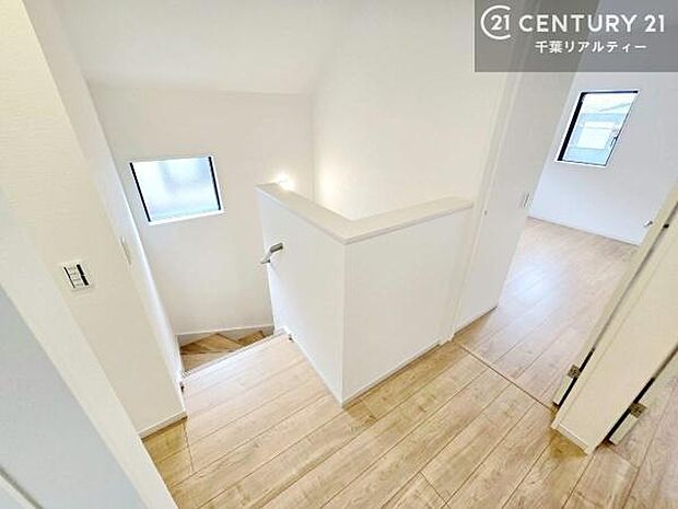 階段は明るく手摺りもついています!お子様やご年配の方も安心してご利用頂けますね!