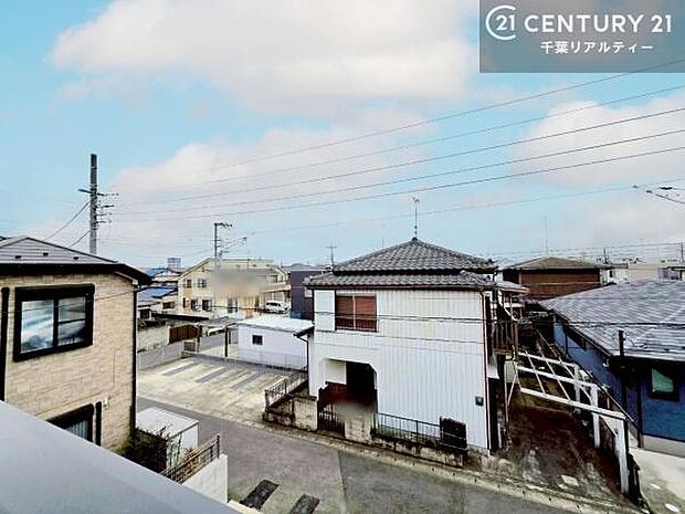 晴れた日には青い空を見渡せる開放的な時間を楽しめます。気持ちの良い風が通り抜ける街並みです!