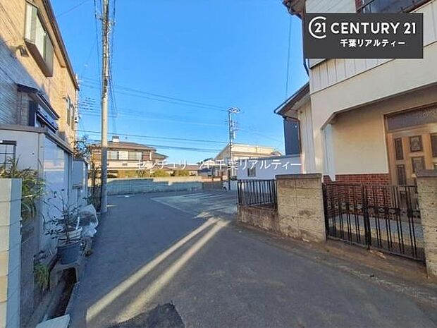 前面道路は4ｍ！陽当り良好な立地です。車庫入れが苦手な方も安心ですね。