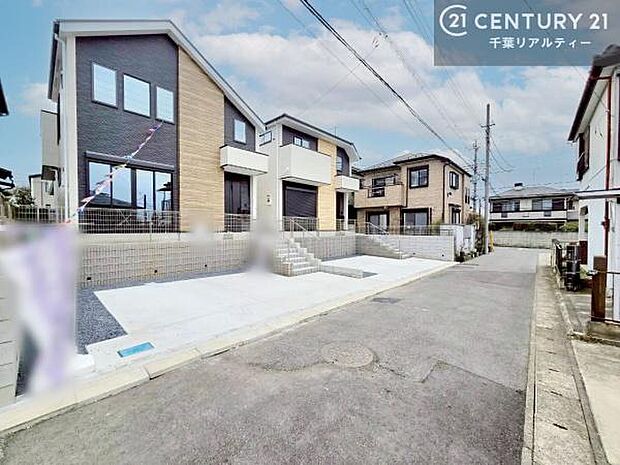 前面道路は4m!陽当り良好な立地です。車庫入れが苦手な方も安心ですね。