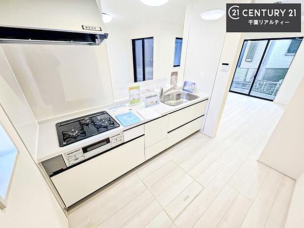 作業がしやすいシステムキッチンです！収納がたくさん付いているので、調理スペースに物を置かなくて済むので、広々使えて、快適に作業ができます！