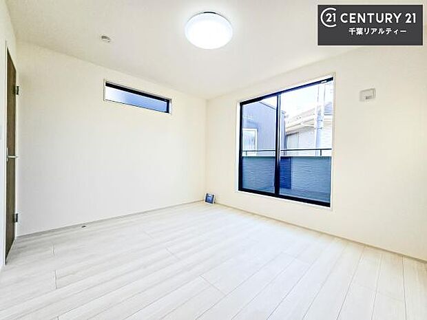 バルコニーに面している洋室です。明るく温もりがあり、換気もしっかりできます！朝起きて、外に出て背伸びをしつつ深呼吸をし良い朝を迎え入れることができます。