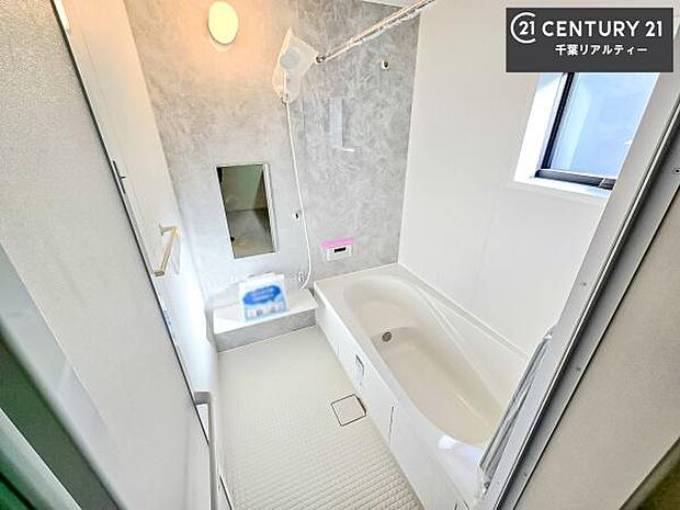 白を基調とした清潔感のあるバスルーム！快適なバスタイムが送れます！1日の疲れをしっかりと癒してくれる素敵なリラクゼーション空間になりそうですね。