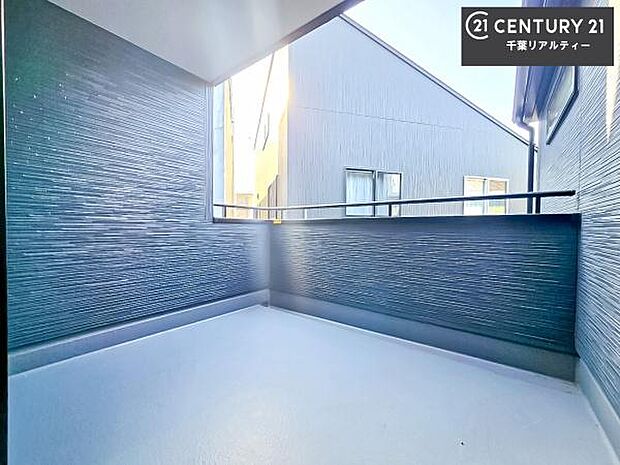 インナーバルコニー！屋根が付いているので、急に雨が降っても濡れにくく安心！強い日差しもカットしてくれるので、お天気の良い日は、お外へ出て深呼吸するのもよさそうです！