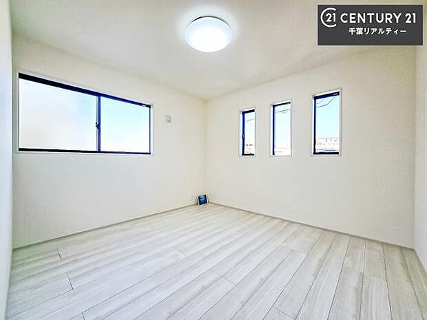 2面採光を確保した明るい室内は、風通しも良く、明るく大変居心地の良い空間となっております。リラックスして過ごせる心地の良いお部屋です！朝の目覚めがスッキリしますね！