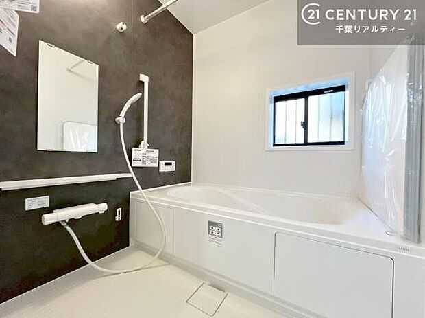 1日の疲れをしっかりと癒してくれる浴室です。おうちの素敵なリラクゼーション場所ですね。