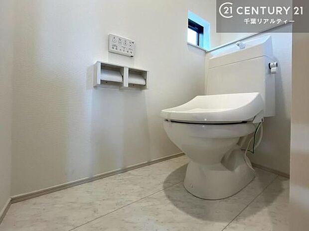 1・2階にトイレがございます！朝の忙しい時間帯も待たずにすみそうですね。白を基調とした清潔感のあるトイレでお手入れがしやすいです！